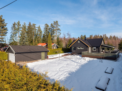 Flott, oppgradert familiebolig med dobbelgarasje, stor tomt og nyere terrasse på 97 kvm. 2 bad og 4(5) soverom. Landlig!