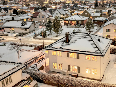 Herskapelig familiebolig fra 2009 - Riis Bygg - Flott opparbeidet hjørnetomt - Dobbelgarasje - Stor solrik terrasse