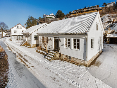 Høllen - Trivelig sørlandshus i idylliske Høllegada - garasje/carport og fin uteplass - nært sandstrand - ikke boplikt