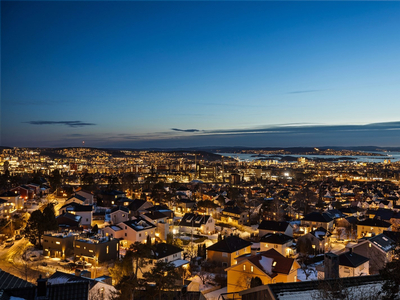 Horisontaldelt tomannsbolig med solrik terrasse | Nydelig panoramautsikt | Oppussingsobjekt | Garasje | Rett ved marka |