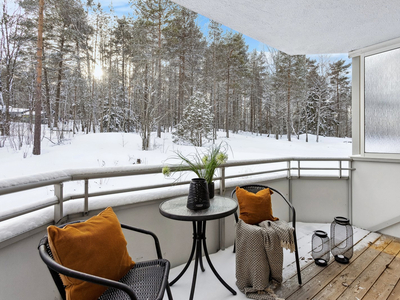 Hyggelig 3-roms med enkel adkomst/få trapper, balkong og idylliske Østmarka som nærmeste nabo. Fyring og varmtvann inkl.