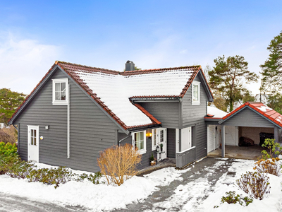 Hystad - Innholdsrik enebolig med god standard og planløsning i meget attraktivt boligområde. Carport.