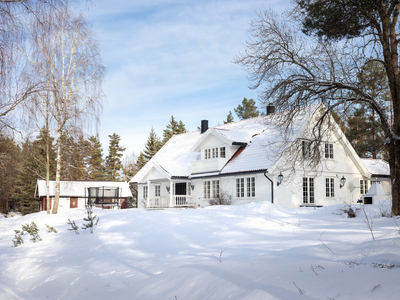 Idyllisk småbruk med 87mål tomt | Flott bebyggelse og totalt usjenert | 4 Stallplasser | Solrikt | 4 sov & 3 bad