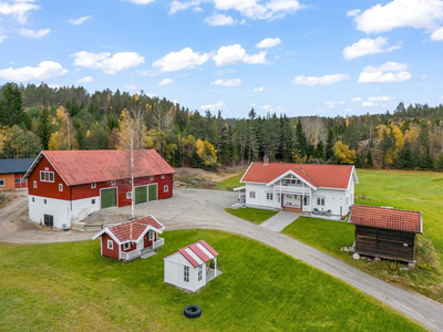 Idyllisk & velholdt småbruk med solrik beliggenhet på Holteheia