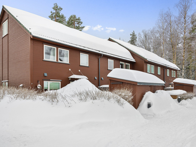 Innbydende og innholdsrikt rekkehus med attraktiv beliggenhet. Solfylt hage og terrasser. Garasjeplass med elbil-lader.