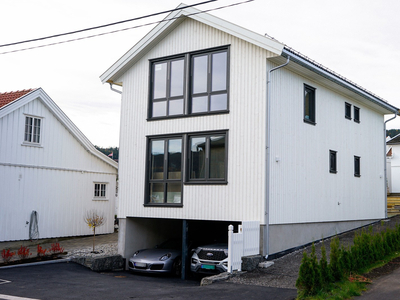 Innflytningsklar! Ny og moderne enebolig med høy standard. Sentral beliggenhet nær fjorden. 4 sov - 2 bad. Dobbelcarport