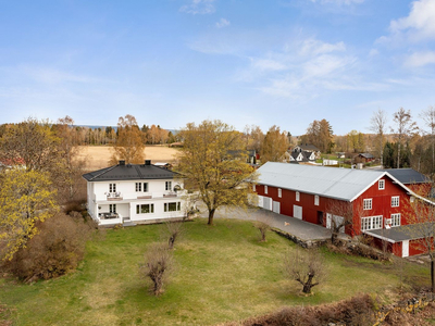 Innholdsrik eiendom i flotte omgivelser - Klassisk villa på gårdstun kun 10 minutter fra Hamar sentrum