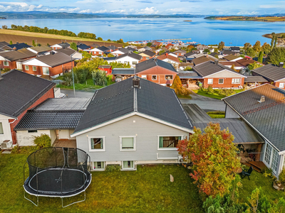 INNHOLDSRIK ENEBOLIG MED FLOTT UTSIKT | 4 soverom | Carport | Drenering 2022 | Etterisolert & ny kledning fra 2017.