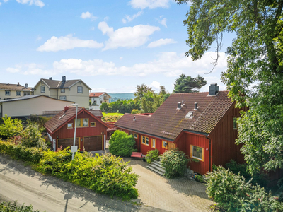 Innholdsrik enebolig med sjelden beliggenhet| Dobbelgarasje med utleiedel | Solrik takterrasse på ca. 31m² | 1057m² tomt