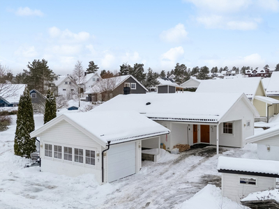 Innholdsrik enebolig på Tomteråsen/Hvam med 1 mål tomt! - Garasje - Carport - Anneks - Tilbygg.