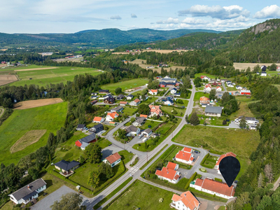 Innholdsrik halvpart av tomannsbolig med barnevennlig beliggenhet i Hvarnes! Gode solforhold.