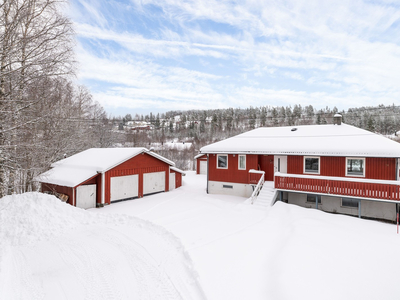 Innholdsrik og svært romslig enebolig med oppussingsbehov! 2 store garasjer | Solrik og flott tomt | Attraktivt område