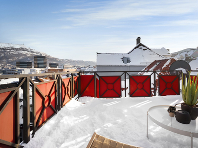 Kjempefin selveier med historisk sus og privat takterrasse på 