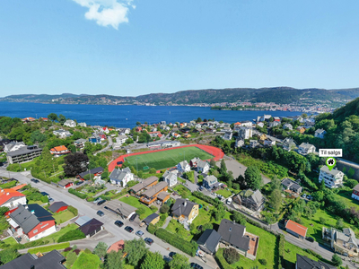 Laksevåg - Flott 3 - roms leilighet med stor, solrik balkong. Kort vei til buss og butikk.