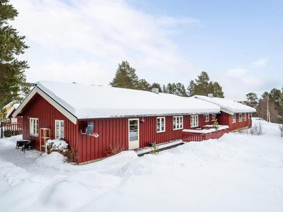 Luftig halvpart av tomannsbolig | Garasje | Solrik terrasse | Ildsted | 4 soverom | Rolig og landlig, tett på naturen