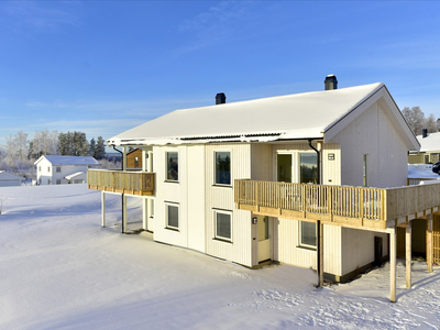 Ny, innholdsrik og innflytningsklar 1/2-part av tomannsbolig i solrike omgivelser m/stor terrasse. Lav dok.avg. 3 sov.