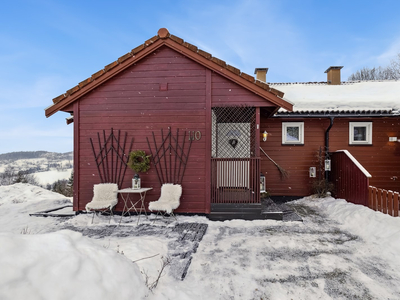 Pen 2-roms andelsleilighet med attraktiv beliggenhet - Solrik balkong med fin utsikt - Markanært - Carport!