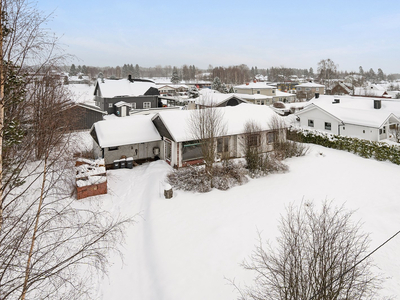 Renoveringsobjekt med alt på en flate og potensiale i attraktivt boligområde - Flat og solrik tomt!