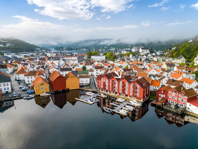 Sentrumsnær toppleilighet med nydelig fjordutsikt | Nærhet til brygge og sjø | Heis