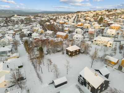 Særpreget villaeiendom med enestående beliggenhet - tomt & tilleggstomt på totalt hele 1766m2 - skjermet & solrikt!