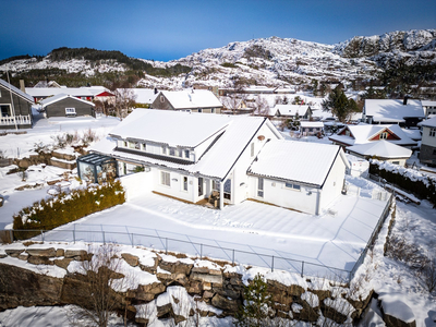 Steinsland | Flott innholdsrik tomannsbolig. 5 soverom, 2 bad og garasje. Gode solforhold.