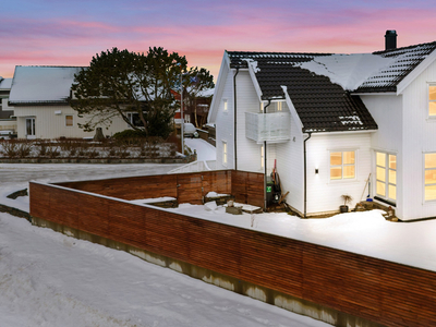 Stor og innholdsrik enebolig m/utleiemulighet. Nydelig endebeliggenhet med solrik uteplass og flott utsikt.