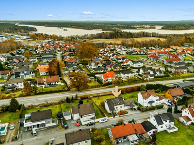 Enebolig i et populært og familievennlig område. Dobbelgarasje og carport. Hyggelig sommerstue.