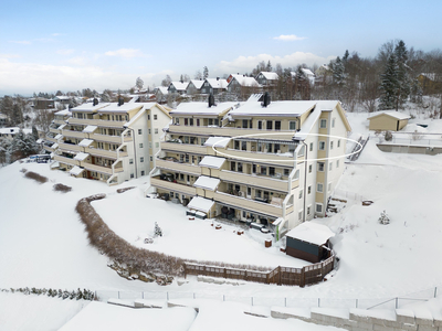 Stor og velholdt leilighet med god planløsning - 3 soverom - 2 bad - Balkong - Garasje