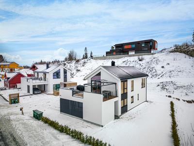 Svært lekker enebolig over to plan oppført i 2021 - Carport m/ lader - Barnevennlig beliggenhet og flotte turområder