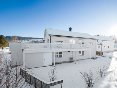 Svært lekker enebolig på 208m² oppført i 2015 - 5 soverom - 2 bad - Solrike uteplasser - Garasje - 20 min til Trondheim