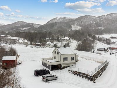 Tresfjord-Løvika. Oppgradert enebolig med carport, eget 