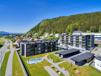 ULSTEINVIK - Pen og praktisk leilighet med sentral beliggenhet | Carport | Vannboren varme | Trappefritt | Balkong