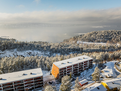 VESTSKRENTEN: Stor 4(5)-roms gjennomgående terrasseleilighet - Garasje - Utsikt - Må oppleves!