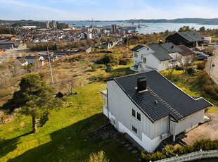 Arkitekttegnet enebolig med unik beliggenhet i Byskogen.