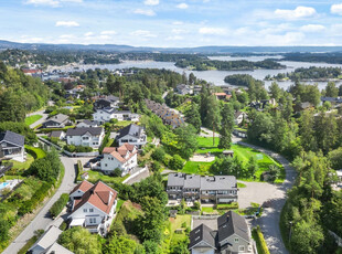 Attraktivt rekkehus over to plan - Hage, terrasse & balkong - Felles grøntområde - Lekeplass i umiddelbar nærhet.