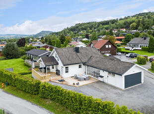 Brumunddal - Velholdt og innholdsrik familiebolig med attraktiv beliggenhet - 1,2 km til sentrum. Stor garasje