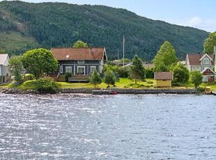 Eldre og sjarmerende enebolig - Strandlinje med nydelig utsikt over fjorden - Idyllisk beliggenhet - Sjelden mulighet!