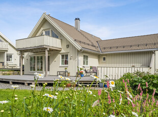 Enebolig fra 2013 med garasje - Attraktiv beliggenhet på Ballstadøya - Gode solforhold