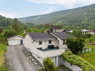 Enebolig med garasje, beliggende i et attraktivt og barnevennlig boligfelt. Stor hage. Fin utsikt til Gaustatoppen.