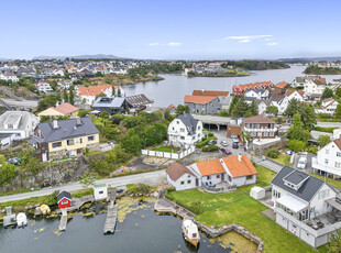 Enebolig med sjøtomt og egen brygge beliggende i et svært attraktivt og maritimt boligområde på vakre Engøy.