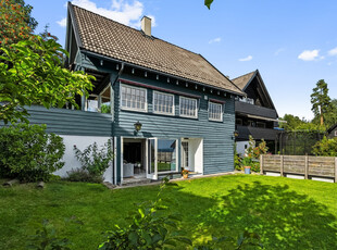 Enebolig med svært god beliggenhet - Fjordutsikt - Garasje og carport - 5 min. til t-bane - Svært barnevennlig og rolig