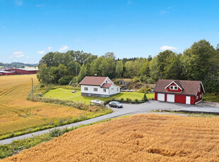 Enebolig på stor tomt i landlige omgivelser - Solrikt - Stor garasje med innredet loft