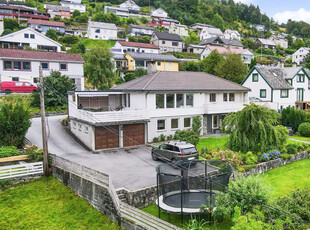 Familiebolig med gode sol- & utsiktsforhold. Stor&flat tomt. Dobbelgarasje. Vesentlig oppgradert de siste årene.