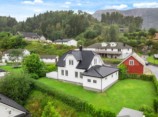 Faret - Meget pen enebolig med garasje og uthus på flott tomt!