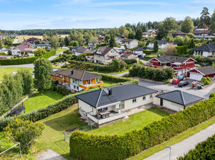 Flott enebolig med alt på ett plan - 4 soverom - Dobbelgarasje - Barnevennlig med barnehage og skole innenfor 200 meter