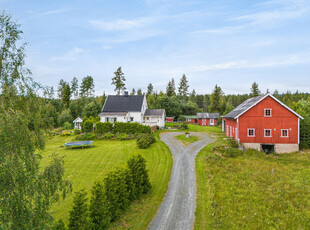 Hernes- Fint småbruk med familievennlig beliggenhet. Enebolig med 4 sov, uthus og driftsbygning. Tomt på ca. 58,8 daa.