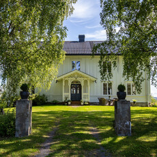 Historisk og herskapelig gårdstun med aner fra 1750. Moderne komfort, stor tomt og autentisk preg. En bolig i særklasse!