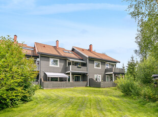 Innbydende og fin 4-roms endeleiliget over to plan. Innholdsrik planløsning. Carport og utvendig bod.