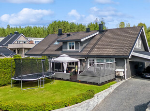 Innbydende og fin halvpart av tomannsbolig med 5 soverom og 2 bad. Carport. Barnevennlig beliggenhet.