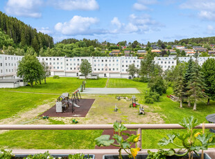 Innholdsrik 4-roms i 4. etasje | Solrik vestvendt balkong | Garasje | Rolig beliggenhet | Meget veldrevet borettslag